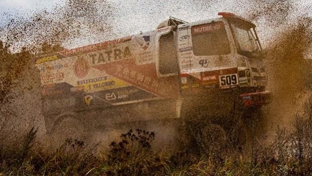 Martin Šoltys a jeho zablácená Tatra Phoenix II během testů v Milovicích. Martin Šoltys a jeho zablácená Tatra Phoenix II během testů v Milovicích.