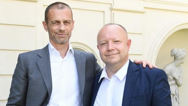 Předseda FAČR Petr Fousek (vpravo) s předsedou UEFA Aleksanderem Čeferinem v Římě ve Ville Manini. Předseda FAČR Petr Fousek (vpravo) s předsedou UEFA Aleksanderem Čeferinem v Římě ve Ville Manini.