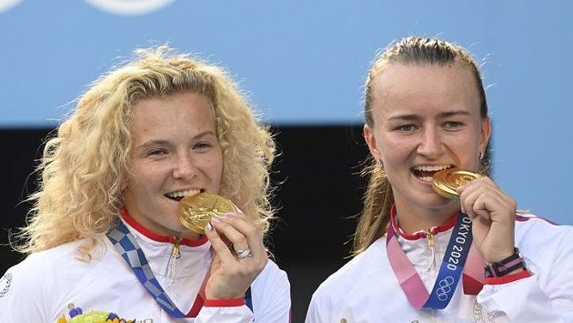 České hráčky Kateřina Siniaková (vlevo) a Barbora Krejčíková pózují se zlatými medailemi. České hráčky Kateřina Siniaková (vlevo) a Barbora Krejčíková pózují se zlatými medailemi.