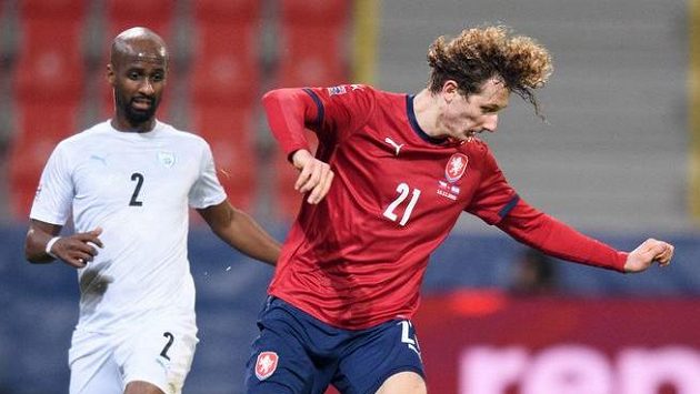 Český záložník Alex Král a Nir Bitton z Izraele během utkáním Ligy národů. Český záložník Alex Král a Nir Bitton z Izraele během utkáním Ligy národů.