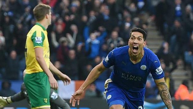 Leonardo Ulloa oslavuje vítěznou branku do sítě Norwiche. Leonardo Ulloa oslavuje vítěznou branku do sítě Norwiche.