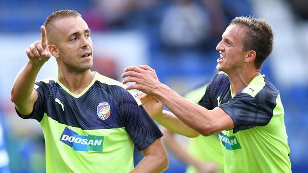 Autor vedoucího gólu Plzně Luděk Pernica (vlevo) oslavuje svoji trefu v Liberci s Janem Kopicem. Autor vedoucího gólu Plzně Luděk Pernica (vlevo) oslavuje svoji trefu v Liberci s Janem Kopicem.
