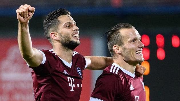 Stopeři Sparty Praha Dávid Hancko a Lukáš Štetina oslavují postup přes Rapid Vídeň. Stopeři Sparty Praha Dávid Hancko a Lukáš Štetina oslavují postup přes Rapid Vídeň.