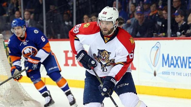 Jaromír Jágr (68) z Floridy před gólmanem NY Islanders Thomasem Greissem (1), za bránou Ryan Pulock (6). Jaromír Jágr (68) z Floridy před gólmanem NY Islanders Thomasem Greissem (1), za bránou Ryan Pulock (6).