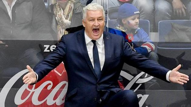 Trenér českého týmu Miloš Říha na střídačce. Trenér českého týmu Miloš Říha na střídačce.