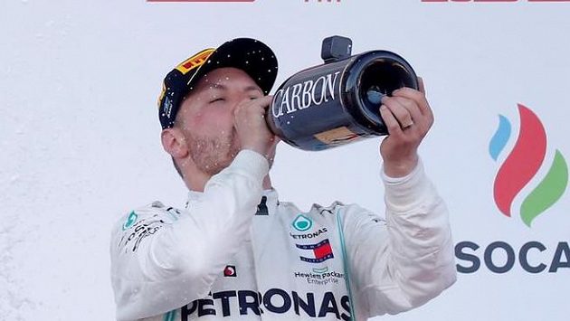 Fin Valtteri Bottas slaví triumf v Baku. Fin Valtteri Bottas slaví triumf v Baku.
