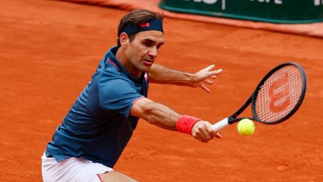 Au!  Federer tried the trick of a famous tennis player and it ended in disaster