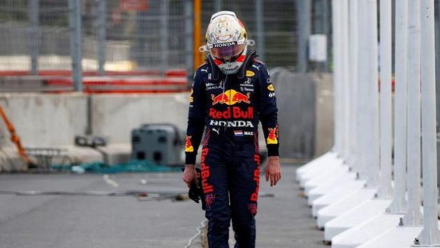 Max Verstappen smutně opouští dráhu Max Verstappen smutně opouští dráhu