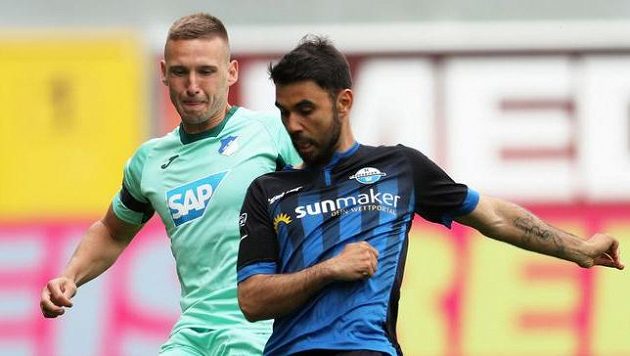 Fotbalista Paderbornu Gerrit Holtmann vedle Pavla Kadeřábka z Hoffenheimu. Fotbalista Paderbornu Gerrit Holtmann vedle Pavla Kadeřábka z Hoffenheimu.