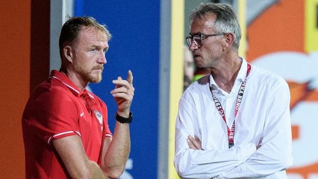 Trenér Zbrojovky Brno Miloslav Machálek (vpravo) a asistent Richard Dostálek během utkání se Spartou. Trenér Zbrojovky Brno Miloslav Machálek (vpravo) a asistent Richard Dostálek během utkání se Spartou.