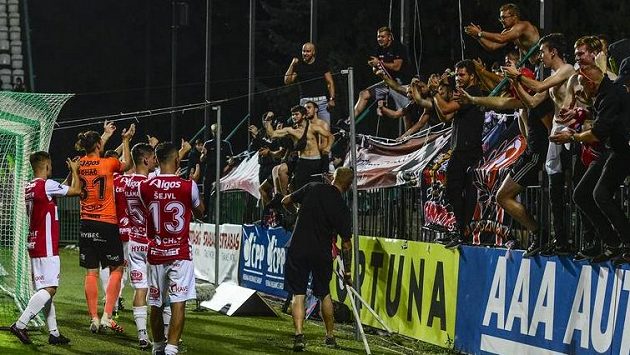 Hráči Pardubic děkují fanouškům po skončení utkání se Slavií v Ďolíčku. Hráči Pardubic děkují fanouškům po skončení utkání se Slavií v Ďolíčku.