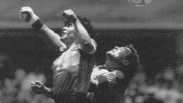 Legendární gol rukou v podání Diega Maradony Legendární gol rukou v podání Diega Maradony