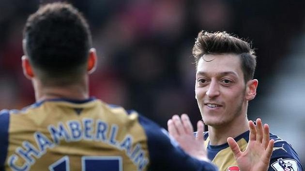 Mesut Özil oslavuje branku do sítě Bournemouthu s Alexem Oxlade-Chamberlainem. Mesut Özil oslavuje branku do sítě Bournemouthu s Alexem Oxlade-Chamberlainem.