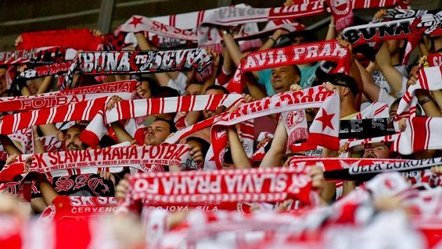 Fanoušci Slavie během utkání s Olomoucí. Fanoušci Slavie během utkání s Olomoucí.