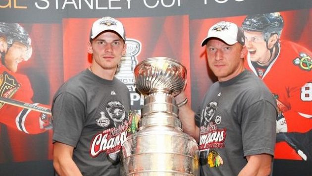 Tomáš Kopecký (vlevo) a Marián Hossa v době, kdy spolu oslavovali zisk Stanley Cupu s Chicagem. Tomáš Kopecký (vlevo) a Marián Hossa v době, kdy spolu oslavovali zisk Stanley Cupu s Chicagem.