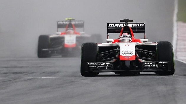 Francouz Jules Bianchi ze stáje Marussia (vpravo) před svým týmovým kolegou Maxem Chiltonem z Velké Birátine. Francouz Jules Bianchi ze stáje Marussia (vpravo) před svým týmovým kolegou Maxem Chiltonem z Velké Birátine.