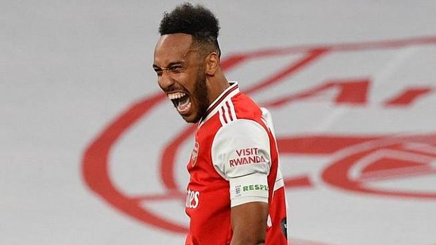 Pierre-Emerick Aubameyang se raduje z jedné ze svých branek proti Citizens. Pierre-Emerick Aubameyang se raduje z jedné ze svých branek proti Citizens.
