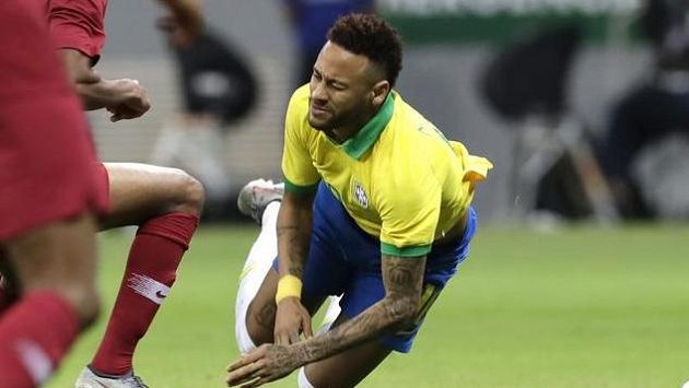Neymar na mistrovství Jižní Ameriky hrát kvůli zraněnému kotníku nebude. Neymar na mistrovství Jižní Ameriky hrát kvůli zraněnému kotníku nebude.
