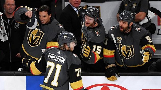 William Karlsson oslavuje svůj hattrick se spoluhráči na střídačce. William Karlsson oslavuje svůj hattrick se spoluhráči na střídačce.