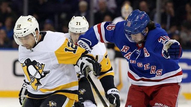 Dominik Simon (12) z Pittsburghu a Mats Zuccarello (36) z NY Rangers. Dominik Simon (12) z Pittsburghu a Mats Zuccarello (36) z NY Rangers.