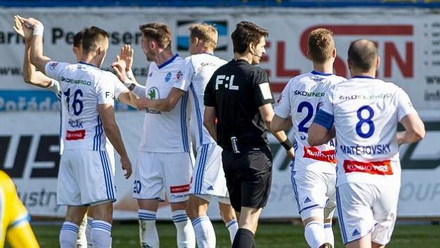 Hráči Boleslavi se radují z prvního gólu. Hráči Boleslavi se radují z prvního gólu.