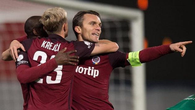Fotbalisté Sparty Praha slaví gól proti Bohemians 1905. Zleva střelec Kehinde Fatai, Ladislav Krejčí a David Lafata. Fotbalisté Sparty Praha slaví gól proti Bohemians 1905. Zleva střelec Kehinde Fatai, Ladislav Krejčí a David Lafata.