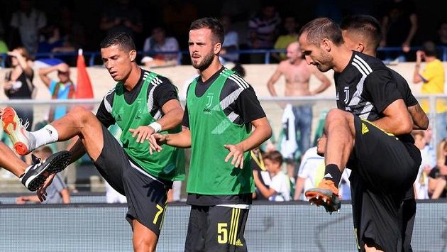 Zleva hráči Juventusu Cristiano Ronaldo, Miralem Pjanič a Giorgio Chiellini. Zleva hráči Juventusu Cristiano Ronaldo, Miralem Pjanič a Giorgio Chiellini.