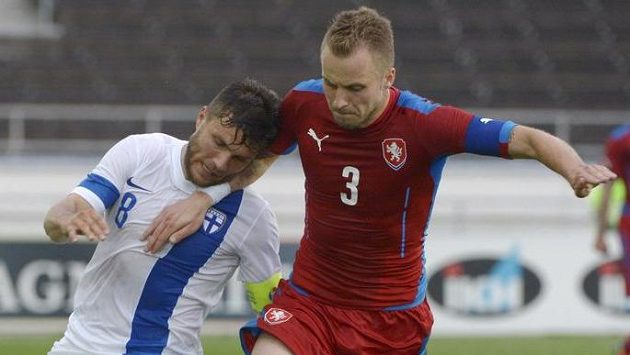 Český obránce Michal Kadlec (3) a Fin Perparim Hetemaj. Český obránce Michal Kadlec (3) a Fin Perparim Hetemaj.