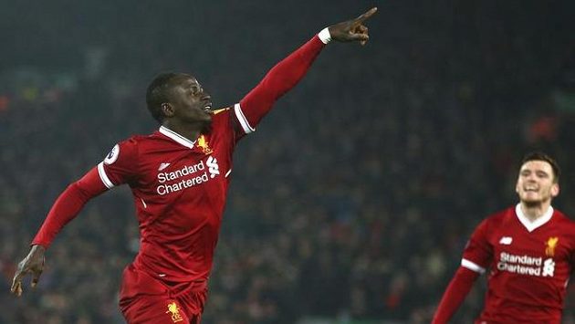Liverpoolský Sadio Mané vstřelil třetí gól svého týmu v utkání s Manchesterem City. Liverpoolský Sadio Mané vstřelil třetí gól svého týmu v utkání s Manchesterem City.