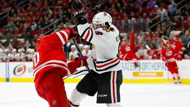 V souboji český obránce Michal Kempný (vpravo) a útočník Caroliny Sebastian Aho. V souboji český obránce Michal Kempný (vpravo) a útočník Caroliny Sebastian Aho.