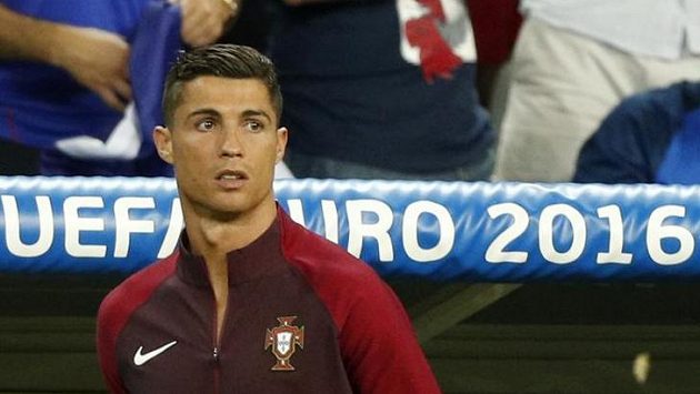 Cristiano Ronaldo po zranění při finále mistrovství Evropy. Cristiano Ronaldo po zranění při finále mistrovství Evropy.