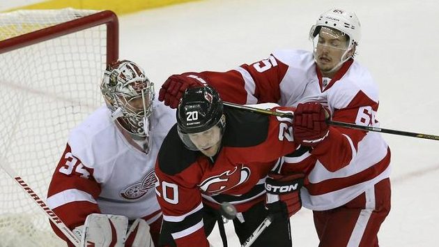 Petr Mrázek (34) a jeho spoluhráč z Detroitu Danny DeKeyser (65), mezi nimi Lee Stempniak z New Jersey. Petr Mrázek (34) a jeho spoluhráč z Detroitu Danny DeKeyser (65), mezi nimi Lee Stempniak z New Jersey.