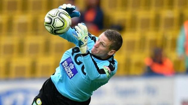 Teplický brankář Tomáš Grigar zasahuje v utkání se Slavií. Teplický brankář Tomáš Grigar zasahuje v utkání se Slavií.