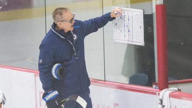 Hlavní kouč Winnipegu Paul Maurice uděluje na tréninku pokyny svým svěřencům. Hlavní kouč Winnipegu Paul Maurice uděluje na tréninku pokyny svým svěřencům.