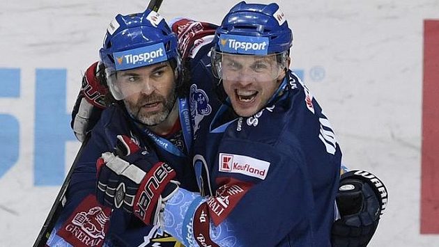 Hráči Kladna Jaromír Jágr (vlevo) a Petr Vampola. Hráči Kladna Jaromír Jágr (vlevo) a Petr Vampola.
