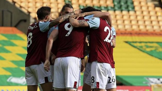Fotbalisté Burnley se radují z gólu na hřišti Norwiche. Fotbalisté Burnley se radují z gólu na hřišti Norwiche.