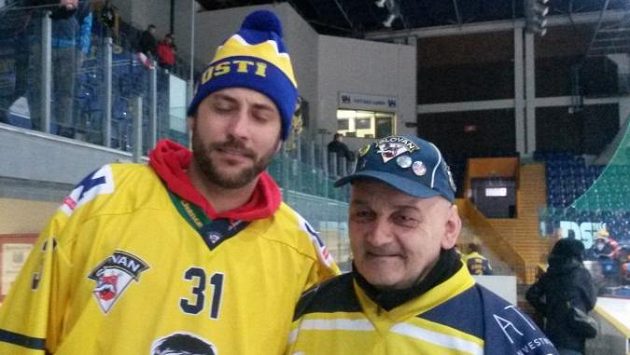 Brankář Ondřej Pavelec byl středem zájmu fanoušků. Brankář Ondřej Pavelec byl středem zájmu fanoušků.