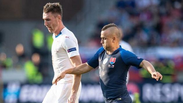 Stanislav Lobotka (vpravo) v dresu Slovenska na snímku s českým záložníkem Jaromírem Zmrhalem. Stanislav Lobotka (vpravo) v dresu Slovenska na snímku s českým záložníkem Jaromírem Zmrhalem.