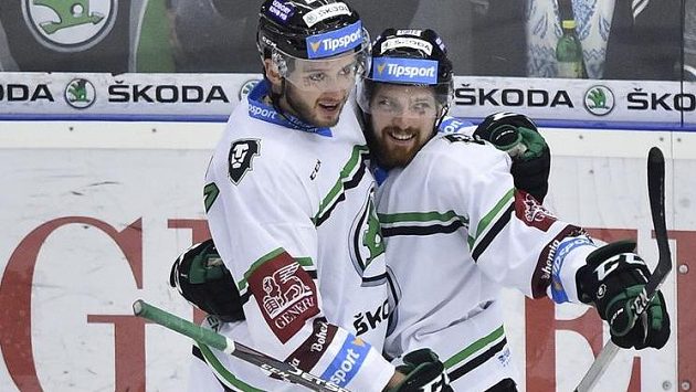 Hráči Mladé Boleslavi Radim Zohorna (vlevo) a střelec gólu Pavel Musil. Hráči Mladé Boleslavi Radim Zohorna (vlevo) a střelec gólu Pavel Musil.