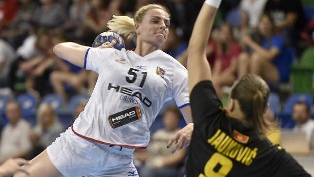 Pálí Markéta Jeřábková, bránit se ji snaží Djurdjina Jaukovičová z Černé Hory. Pálí Markéta Jeřábková, bránit se ji snaží Djurdjina Jaukovičová z Černé Hory.