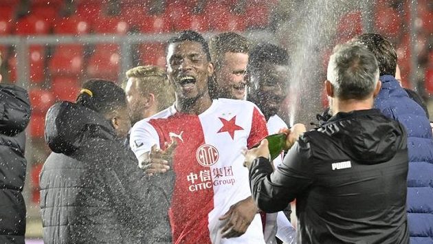 Hráči Slavie se radují ze zisku třetího mistrovského titulu v řadě. Hráči Slavie se radují ze zisku třetího mistrovského titulu v řadě.
