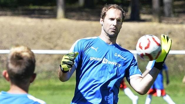 Petr Čech při tréninku s dětmi na jeho fotbalové škole. Petr Čech při tréninku s dětmi na jeho fotbalové škole.