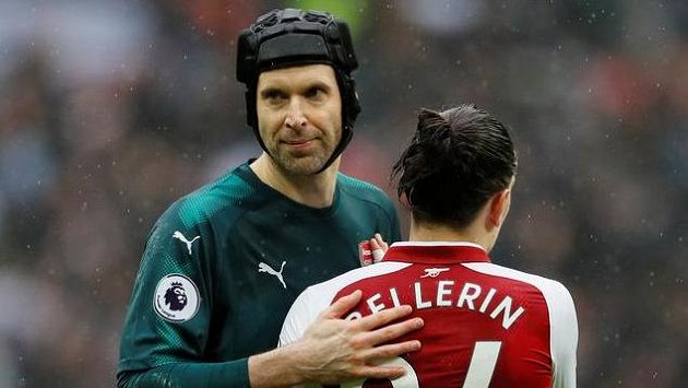 Arsenalští Hector Bellerín a Petr Čech po derby. Arsenalští Hector Bellerín a Petr Čech po derby.