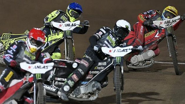 Druhý závod plochodrážní Grand Prix v Praze byl kvůli silnému dešti předčasně ukončen Druhý závod plochodrážní Grand Prix v Praze byl kvůli silnému dešti předčasně ukončen