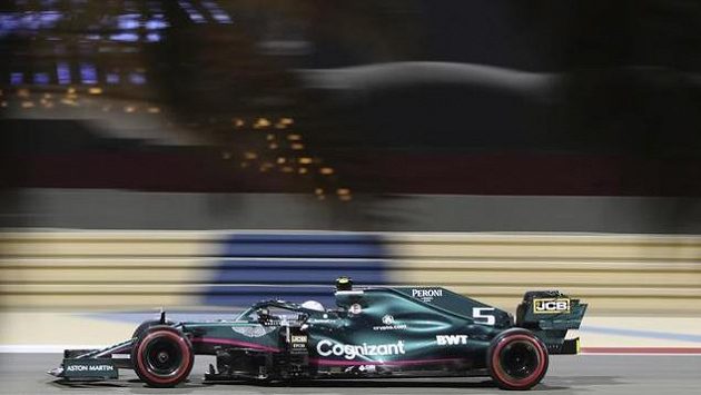 Pilot vozu Aston Martin Sebastian Vettel na trati v Bahrajnu. Pilot vozu Aston Martin Sebastian Vettel na trati v Bahrajnu.
