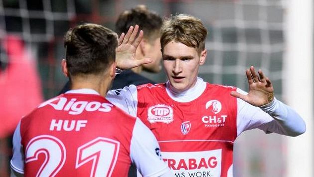 Emil Tischler z Pardubic oslavuje gól na 1:0 během utkání 11. kola Fortuna ligy proti Brnu. Emil Tischler z Pardubic oslavuje gól na 1:0 během utkání 11. kola Fortuna ligy proti Brnu.