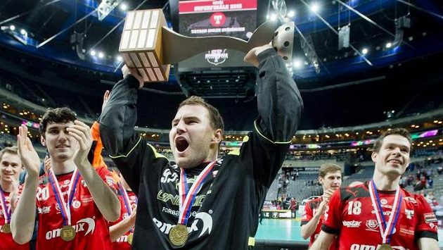 Brankář Michal Rebro se raduje z mistrovského titulu. Brankář Michal Rebro se raduje z mistrovského titulu.