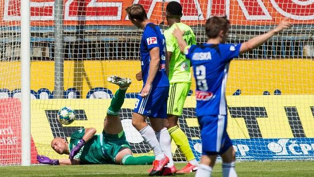 Brankář Karviné Petr Bolek inkasuje první gól. Brankář Karviné Petr Bolek inkasuje první gól.