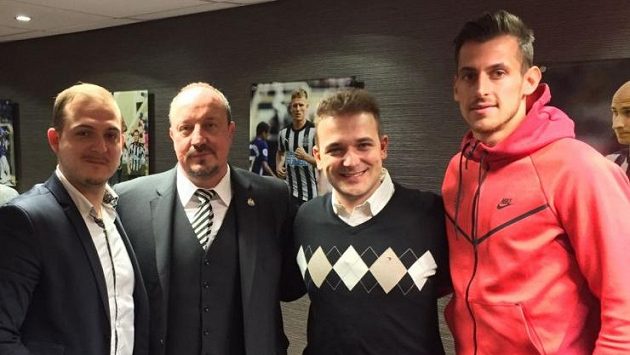 Slavný kouč Rafael Benítez (druhý zleva), brankář Martin Dúbravka (vpravo) a bratři Zíkové v klubových prostorách Newcastlu. Slavný kouč Rafael Benítez (druhý zleva), brankář Martin Dúbravka (vpravo) a bratři Zíkové v klubových prostorách Newcastlu.