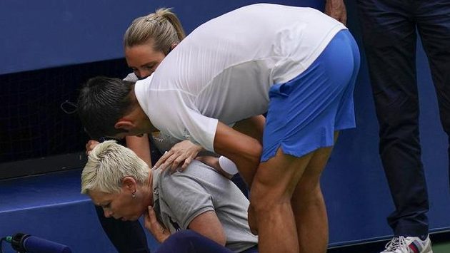 Novak Djokovič vedle rozhodčí, kterou trefil míčkem. Novak Djokovič vedle rozhodčí, kterou trefil míčkem.